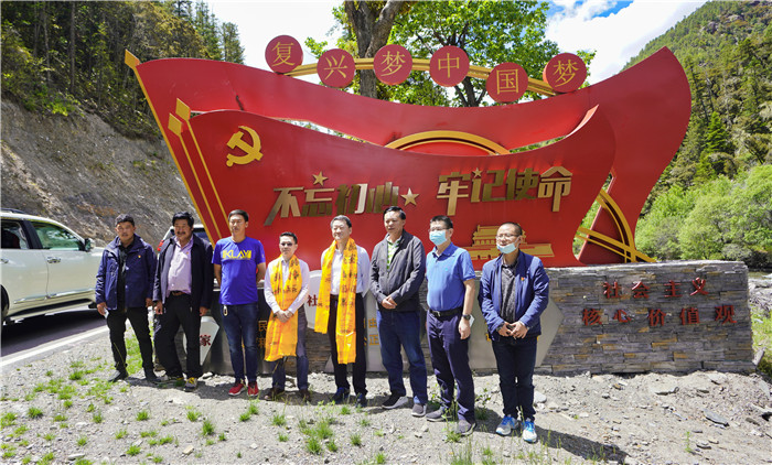 尊龍凱時集團(tuán)黨委書記、董事長任丁率隊赴麻格同村推進(jìn)對口幫扶工作