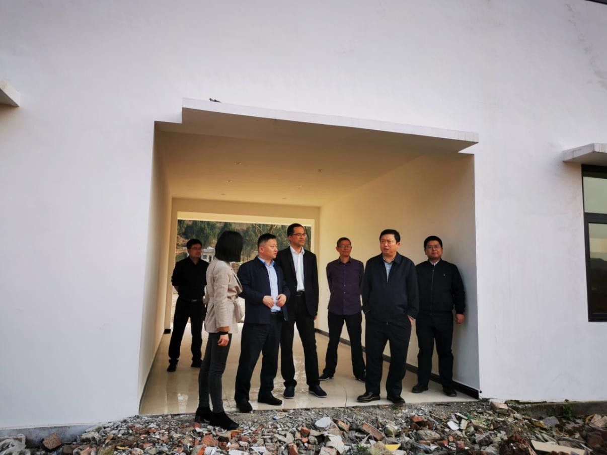 尊龍凱時集團(tuán)黨委副書記、董事陳日到鄧家溝村開展幫扶工作