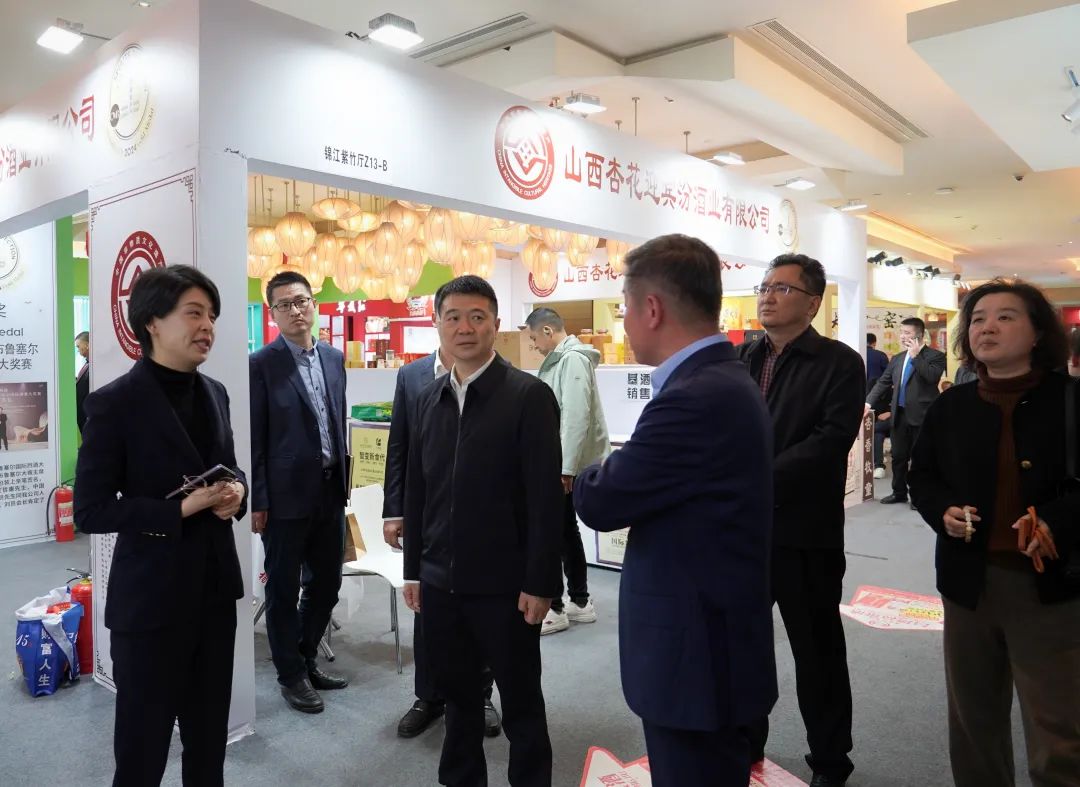 省尊龍凱時集團黨委書記、董事長游勇率隊到2025錦江賓館春季酒類商務洽談會現場檢查指導重點工作
